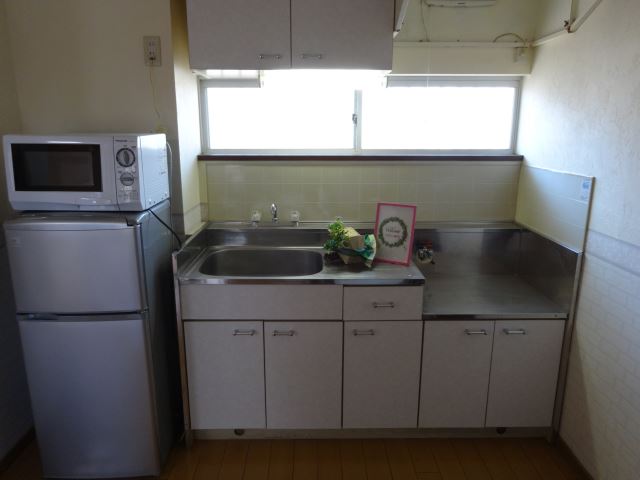 Kitchen. Bright floor color is popular! 