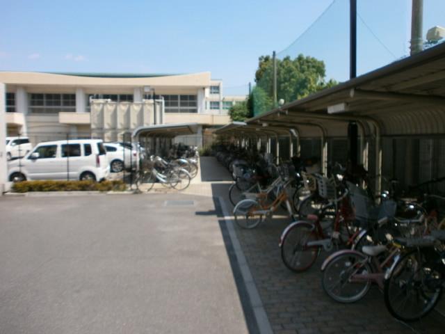 Other common areas. Bicycle parking lot with a roof, It is also safe on a rainy day.