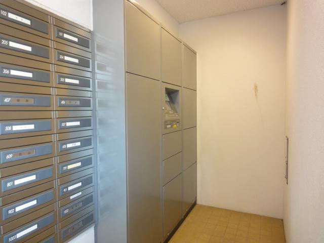 Other common areas. Set up a home delivery box to receive your luggage even in the absence