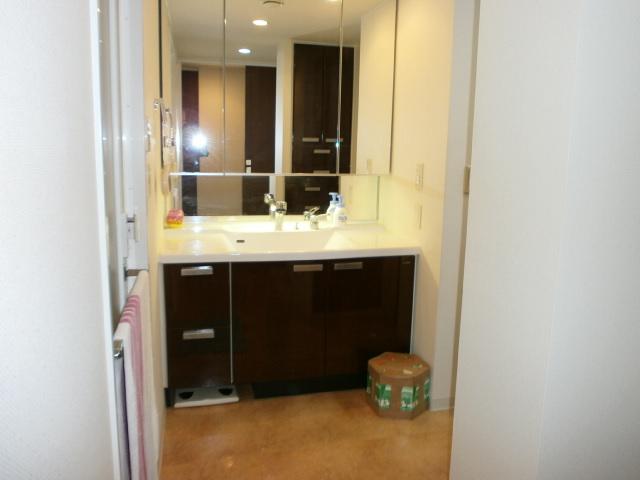 Wash basin, toilet. Three-sided mirror with vanity (October 2013) Shooting