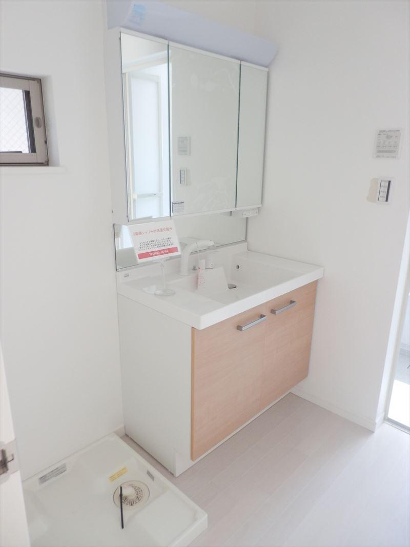 Wash basin, toilet