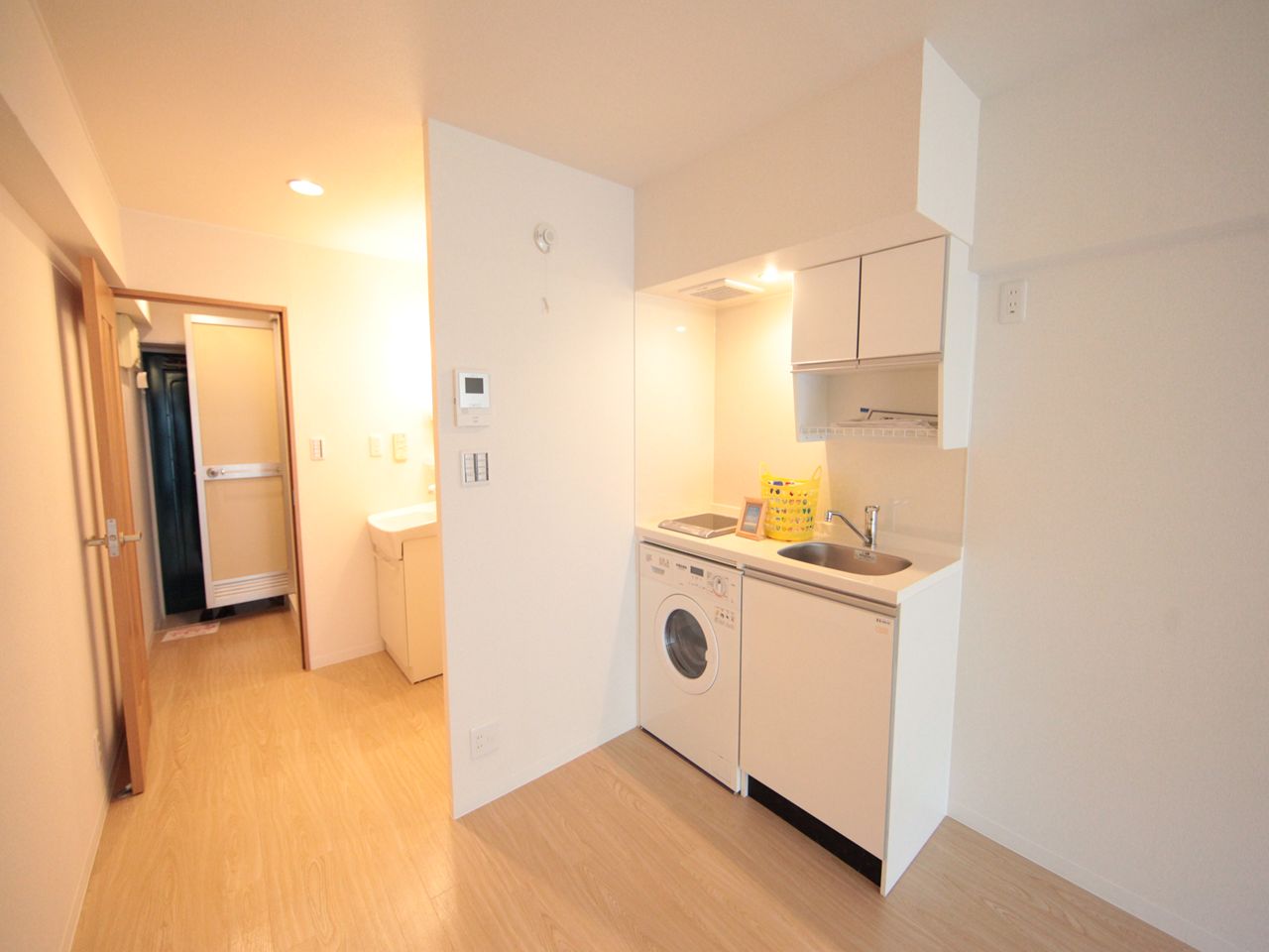 Kitchen. IH stove With built-in washer-dryer