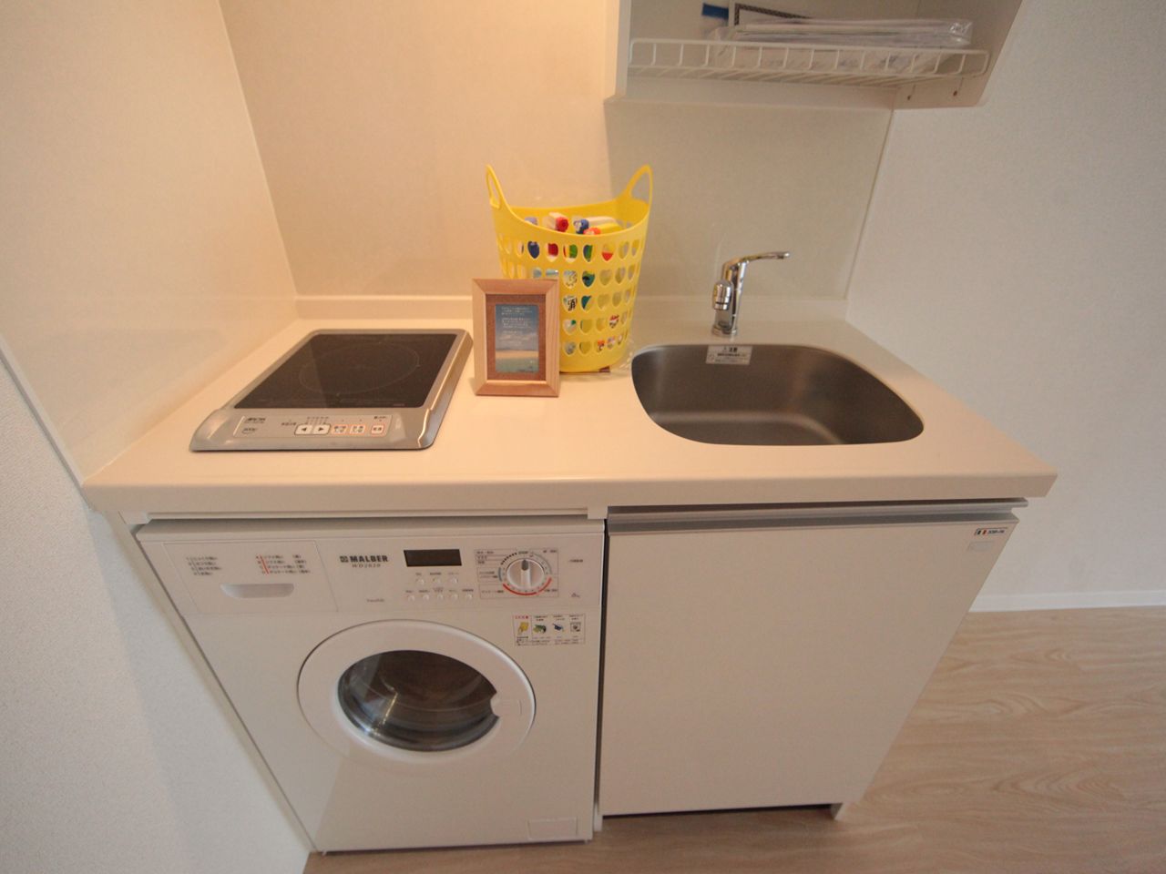 Kitchen. IH stove Built-in washer-dryer