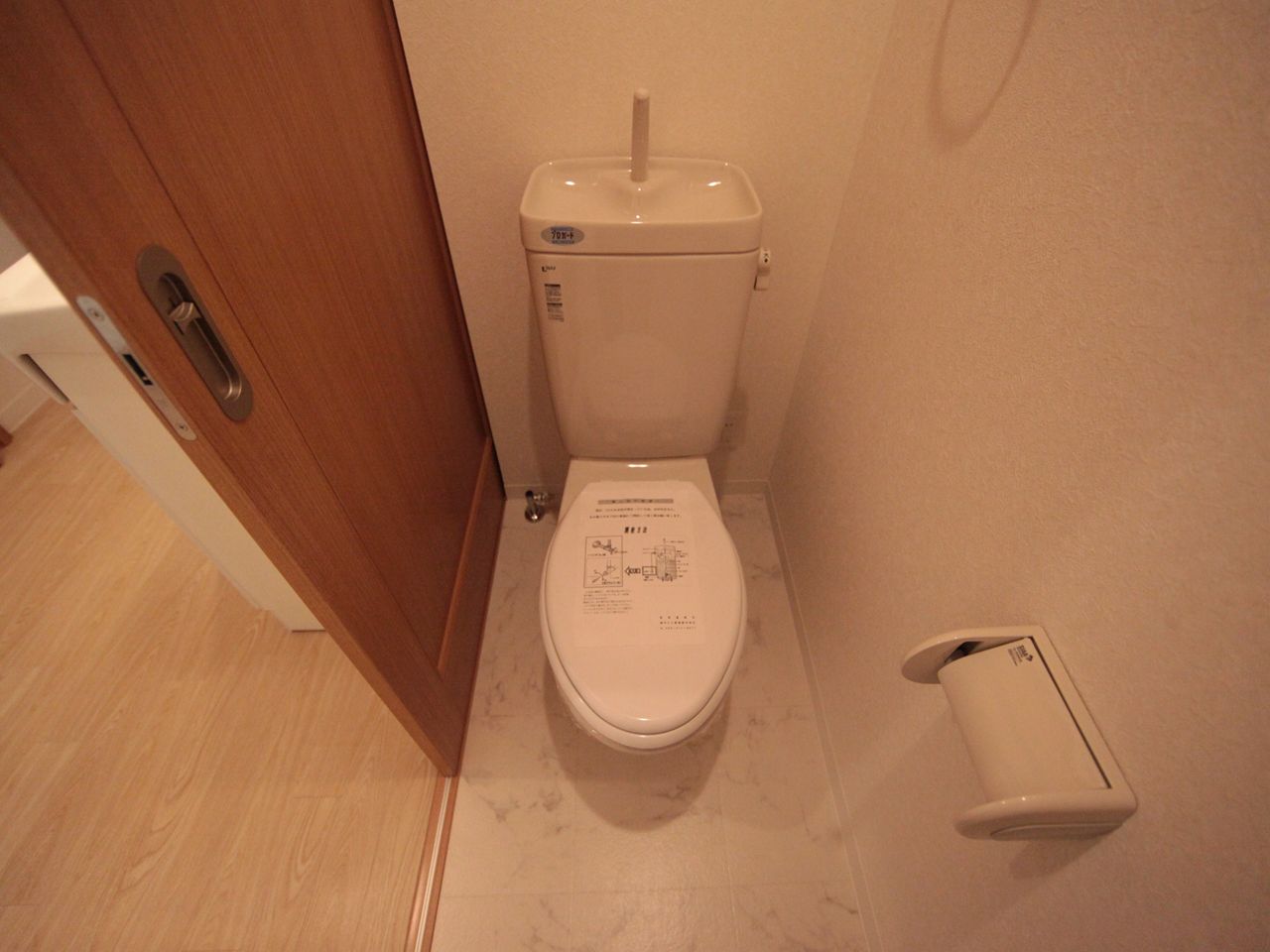 Toilet. bus ・ Restroom Warm water washing toilet seat mounted Allowed