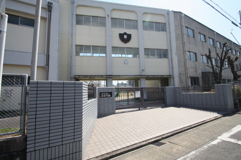 Junior high school. 650m until the young leaves junior high school (junior high school)