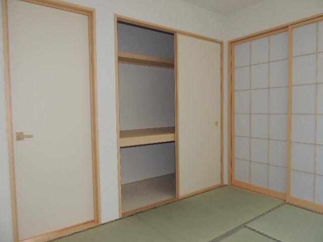 Non-living room. 1 Building