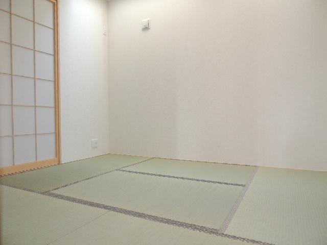 Non-living room. 1 Building