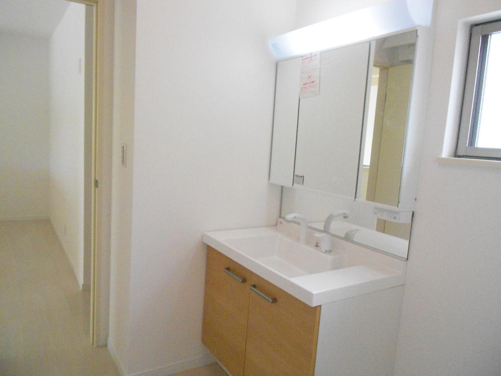 Wash basin, toilet. Bathroom vanity  Wide 90cm, Three-sided mirror shower dresser