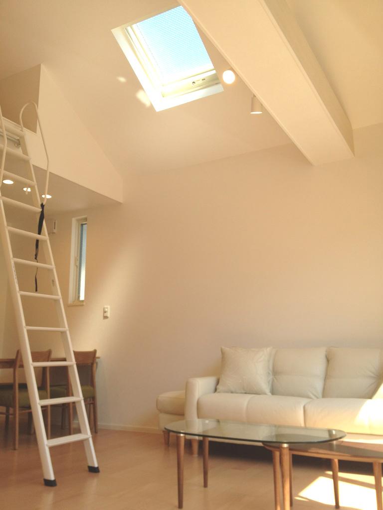 Living. Local (September 2013) The bright and airy space to 1 Gochi living upstairs in the LDK + blow + skylight + loft! 