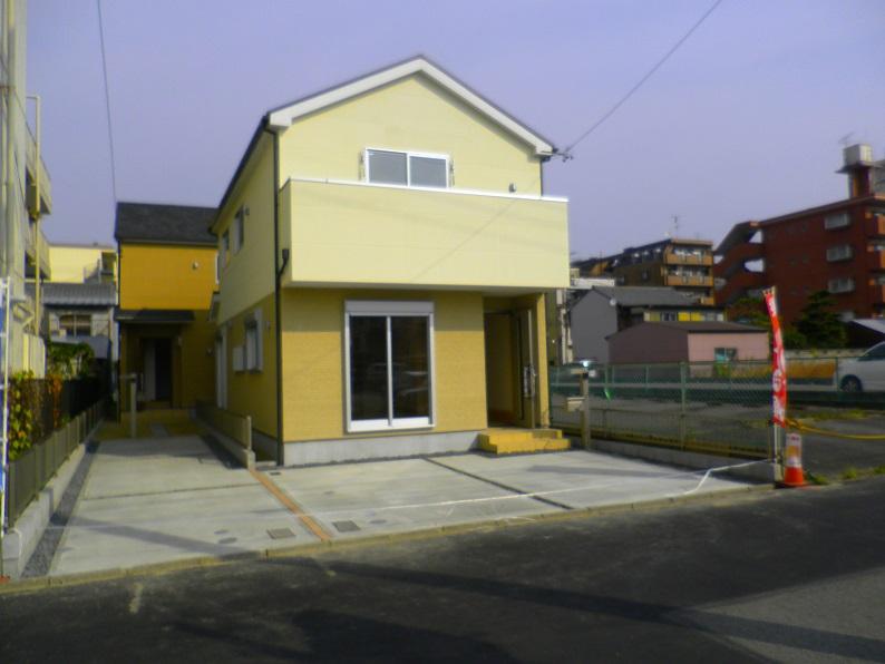 Local appearance photo. 1 Building photo from the south road (2013 November shooting)