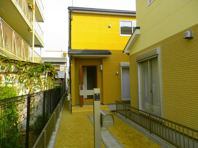 Local appearance photo. Building 2 photos of from the south (2013 November shooting)