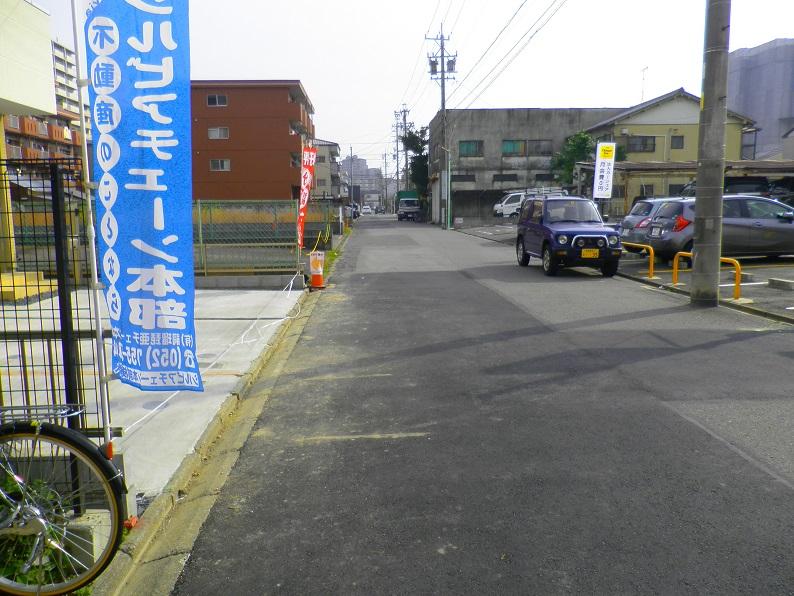 Local photos, including front road. South road photo from the west (2013 November shooting)