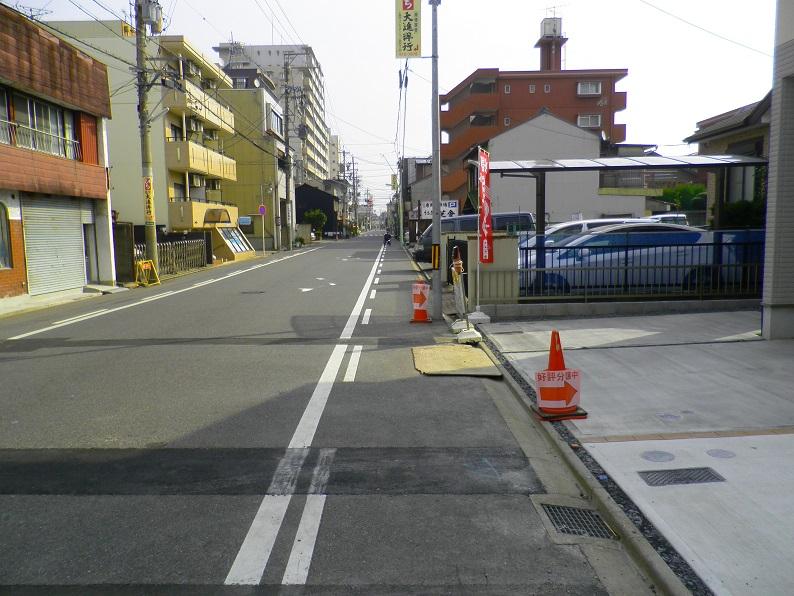 Local photos, including front road. North road photo from the west (2013 November shooting)
