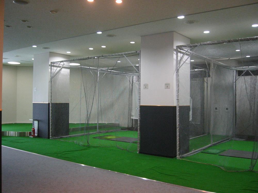 Other common areas. We photographed the second floor of the golf range in the Mansion. It has also been installed putter practice field.