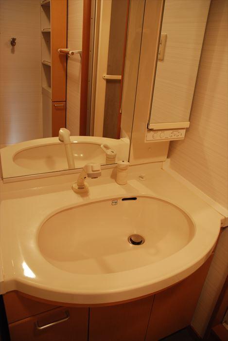 Wash basin, toilet. Wash basin, easy-to-use large bowl