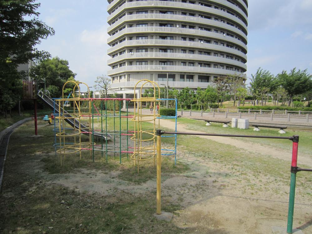 Other. Produce a green many living environment by taking advantage of the vast site. It has also been installed a lot of playground equipment.