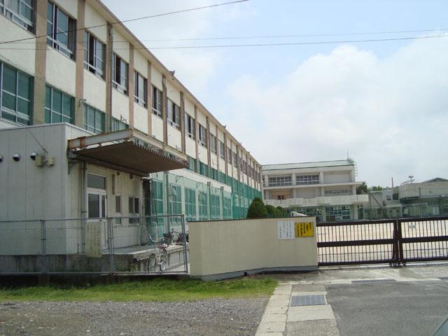 Junior high school. Kusunoki 411m until junior high school