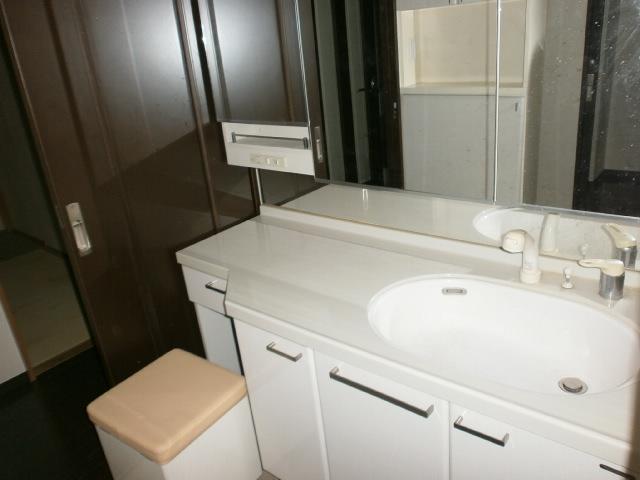 Wash basin, toilet. Wash basin with a private chest