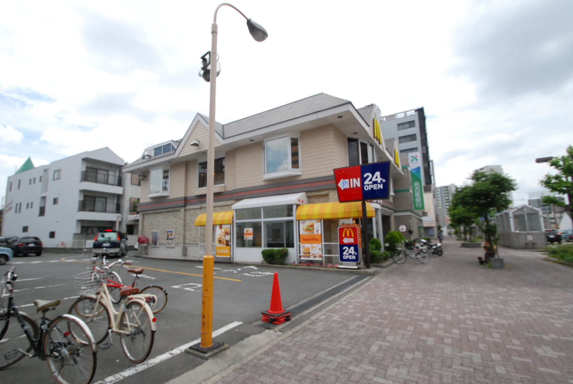 restaurant. 375m to McDonald's (restaurant)
