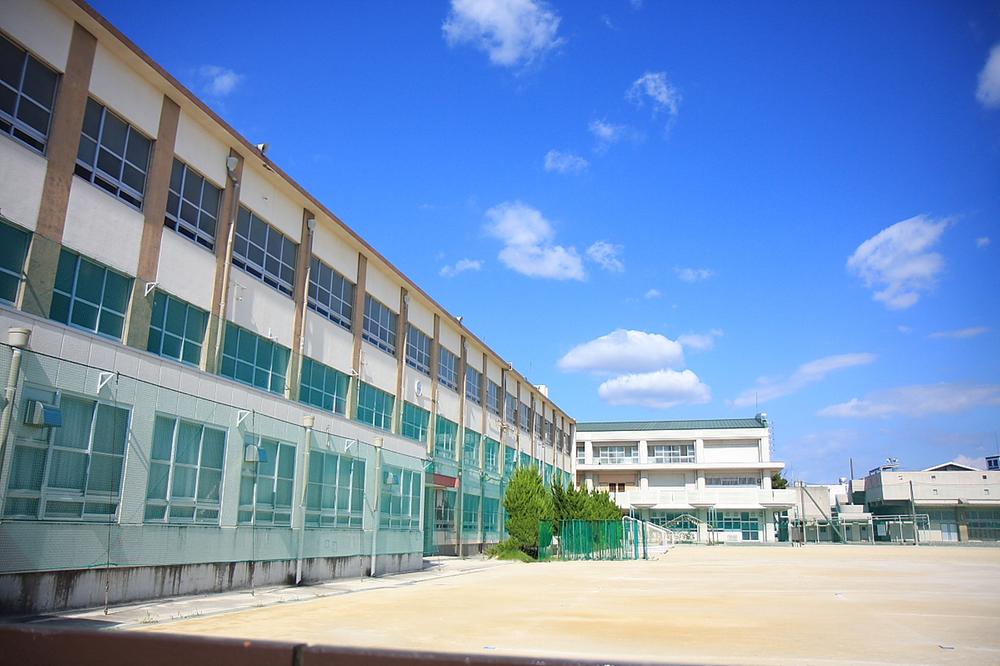 Junior high school. 650m to Nagoya City camphor tree junior high school