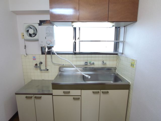 Kitchen. Gas stove can be installed! 