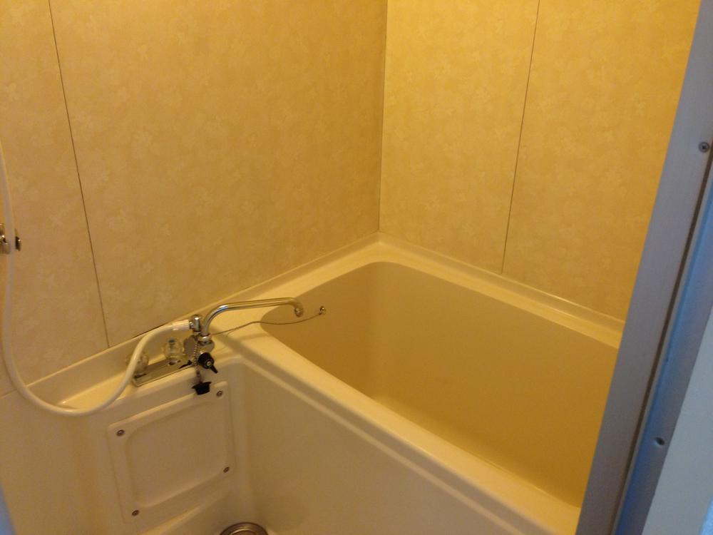 Bathroom. Indoor (12 May 2013) Shooting