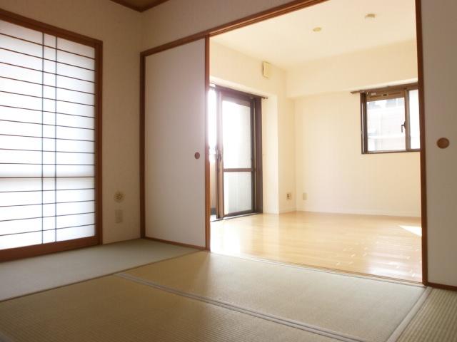 Living. Japanese-style room with a light full living dining and calm was subjected to new flooring (11 May 2013) Shooting