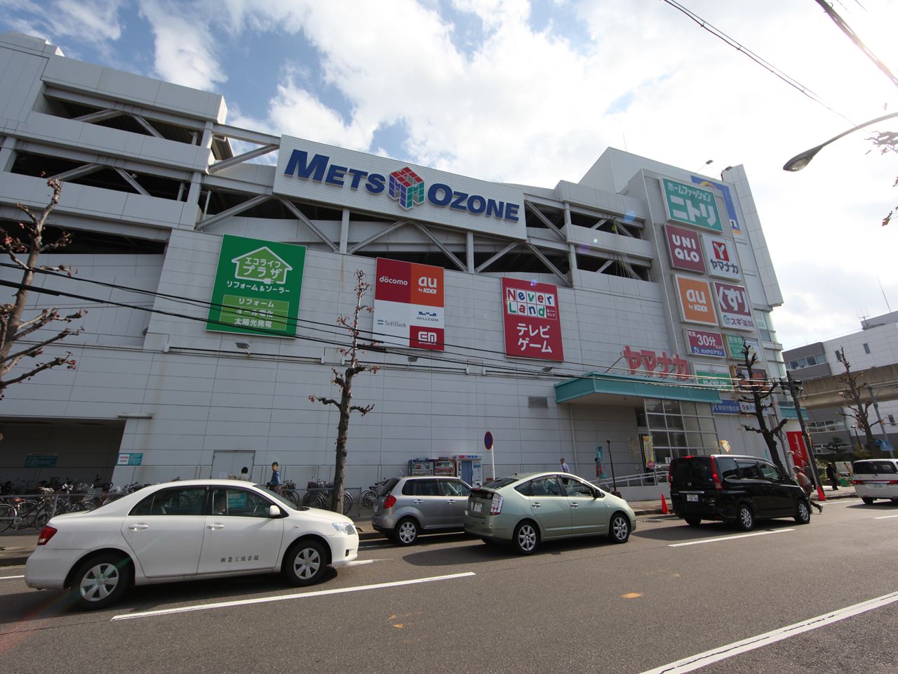 Shopping centre. Mets Ozone (Yamanaka ・ Cedar pharmacy ・ Uniqlo ・ Nitori, etc. store Yes) (609m from the shopping center)