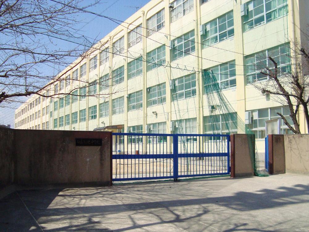 Junior high school. 492m to North Junior High School