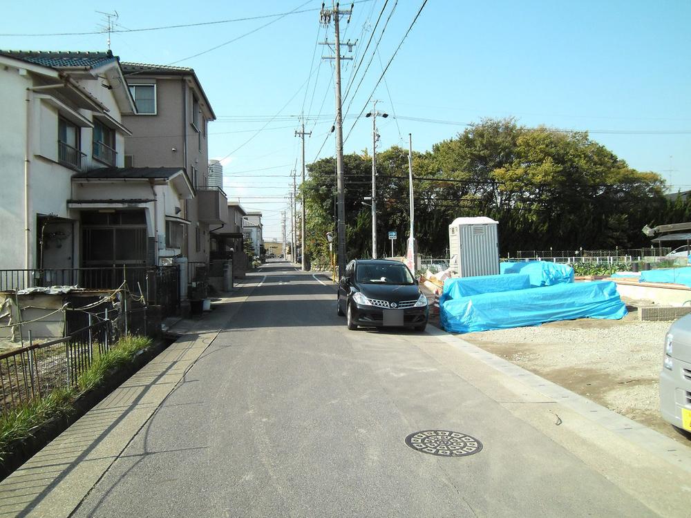 Local photos, including front road. A ~ F Building