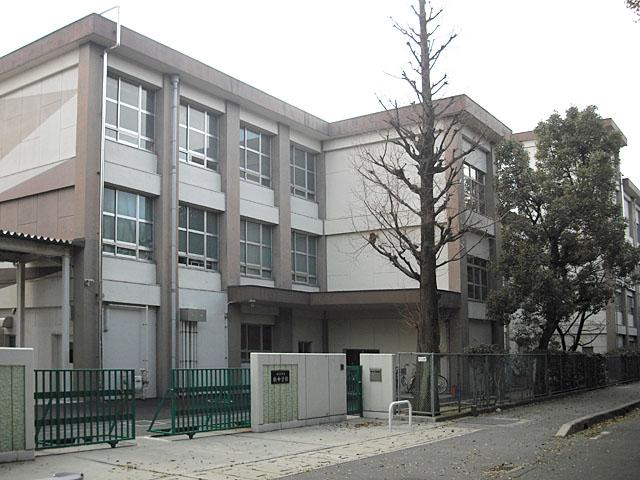 Junior high school. Kusunoki 240m until junior high school