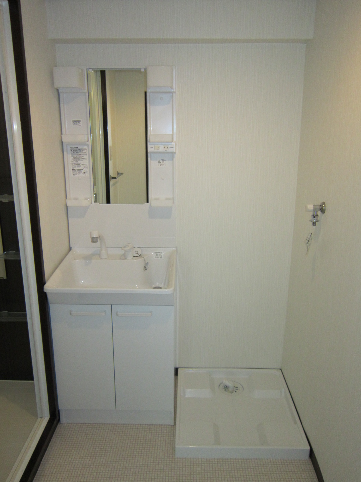 Washroom. With shampoo dresser, Indoor Laundry