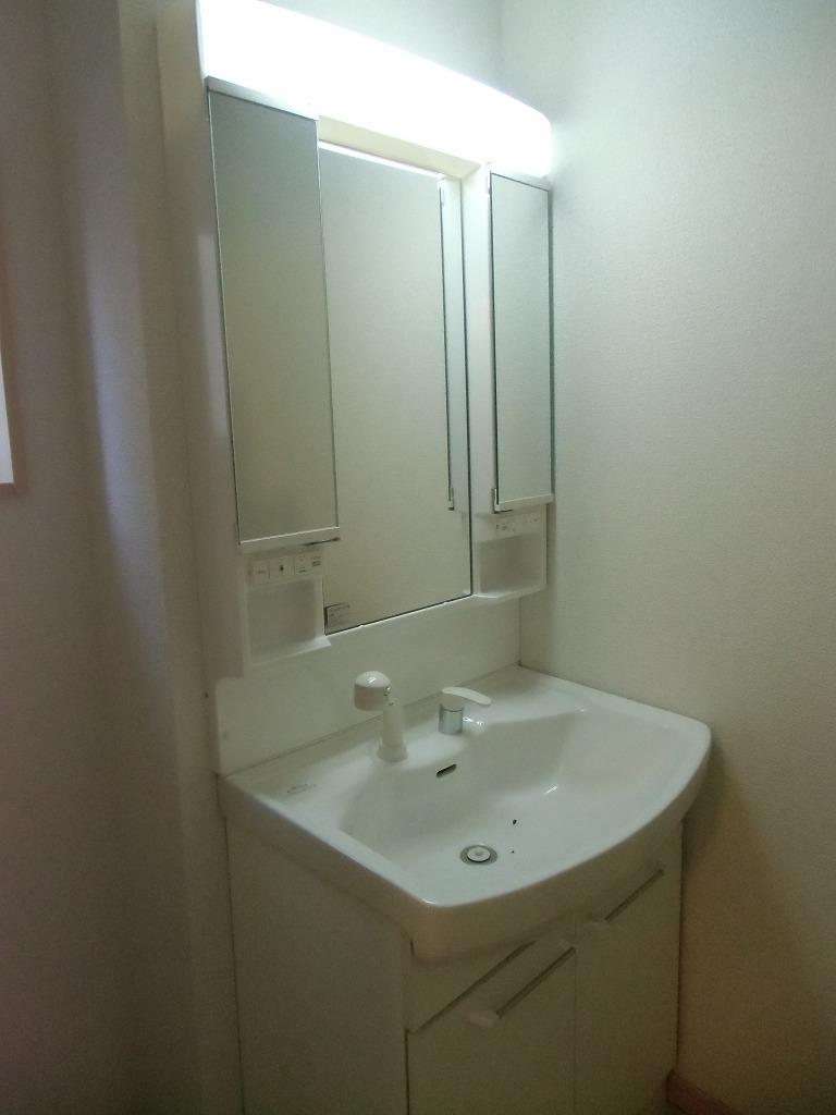 Wash basin, toilet. Building 2 2013.10.21 shooting