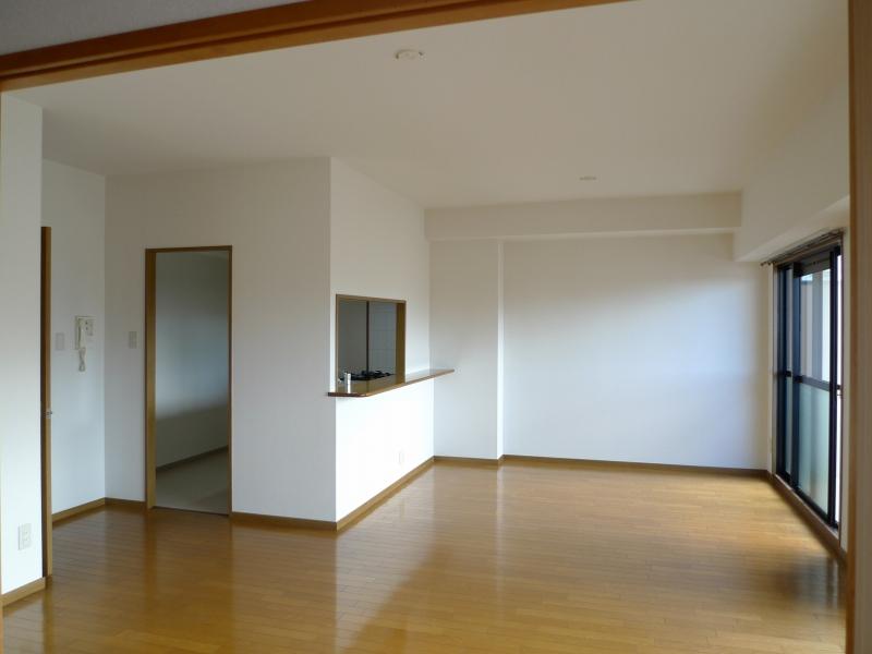 Living. Indoor (10 May 2013) Shooting LD is about 13.4 Pledge, The kitchen is about 3.2 Pledge