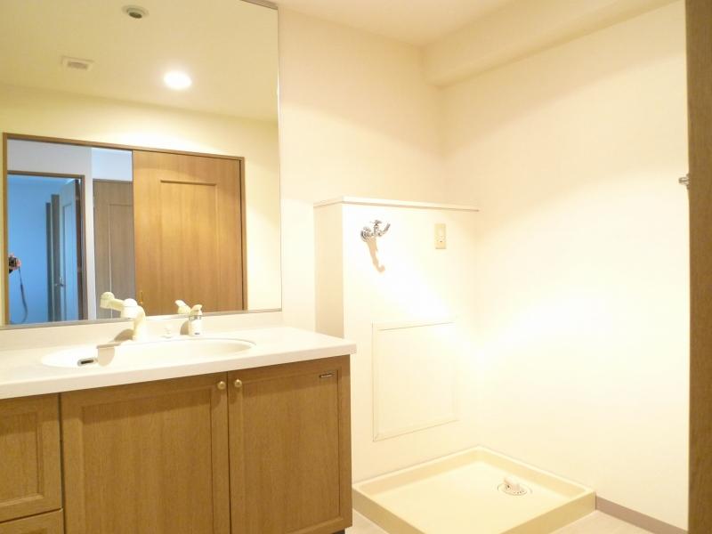 Wash basin, toilet. Indoor (10 May 2013) Shooting At the time, what had been a pun with the morning Shan.