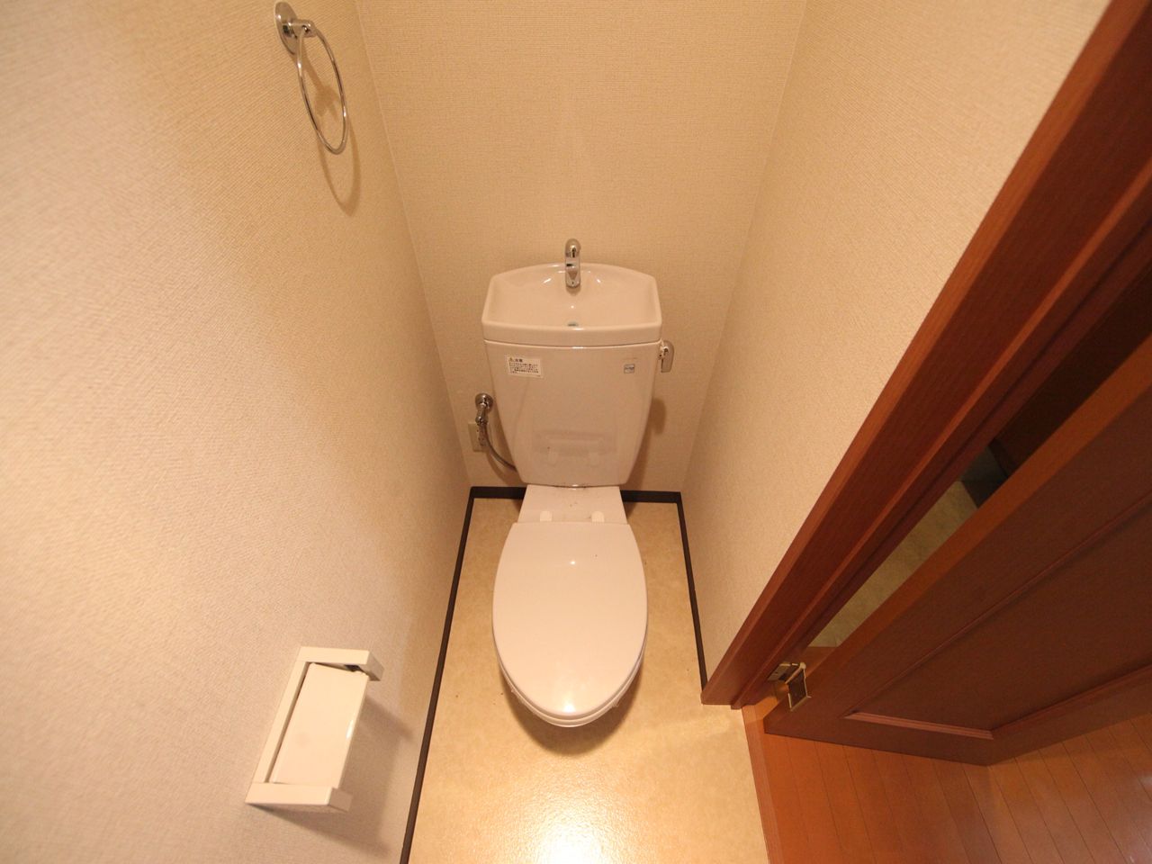 Toilet. Western-style toilet Warm water washing heating toilet seat installation Allowed