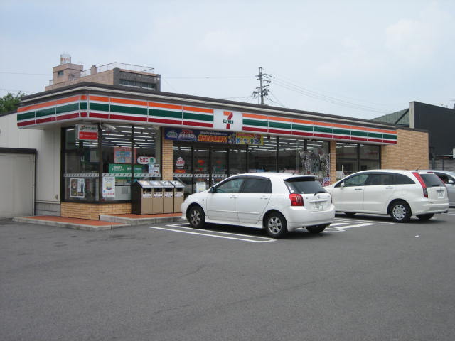 Convenience store. 600m to Seven-Eleven (convenience store)