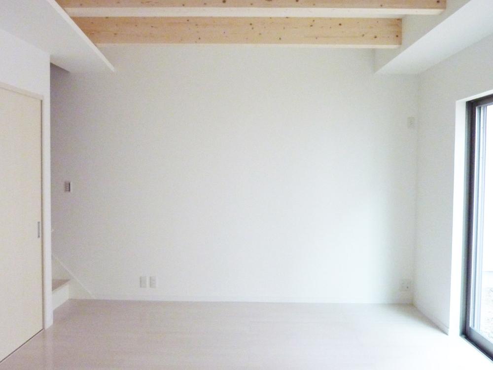 Living. F Building Living Beam show ・ High ceiling (2.7m), Spacious LDK