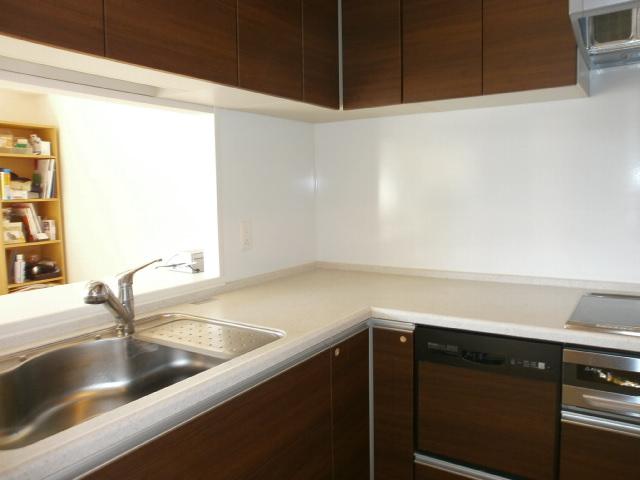 Kitchen. It is very clean kitchen that I am use it. Stove is IH type. (December 2013) Shooting