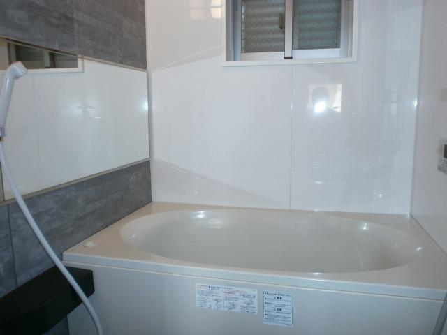 Bathroom. It is a bathroom that does not ac- cumulate moisture arranged window. (December 2013) Shooting