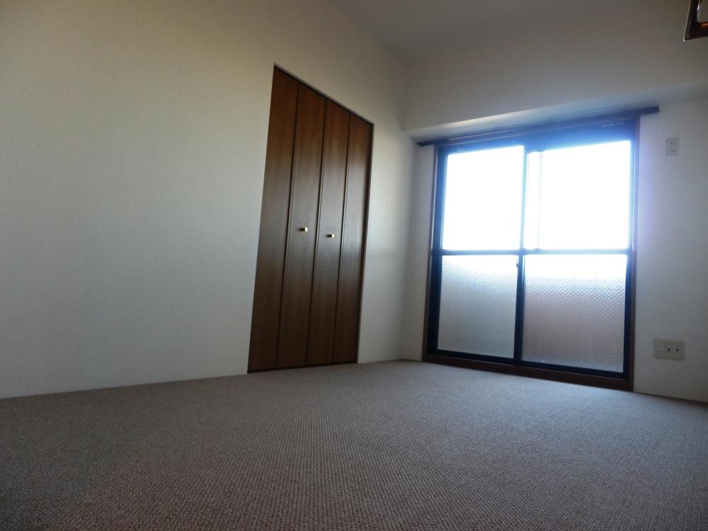 Non-living room. There is also a separate balcony on the north side Western-style!