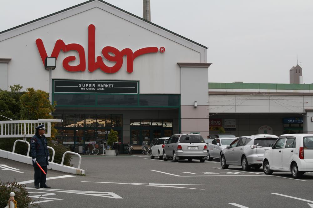 Shopping centre. 540m to Barrow