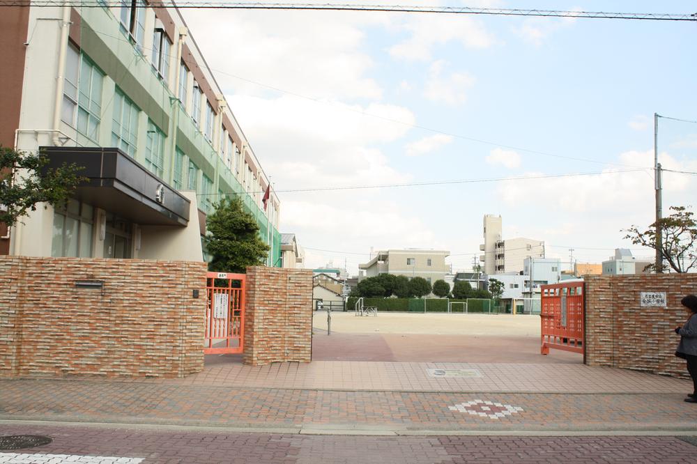 Primary school. 690m to Jincheng elementary school