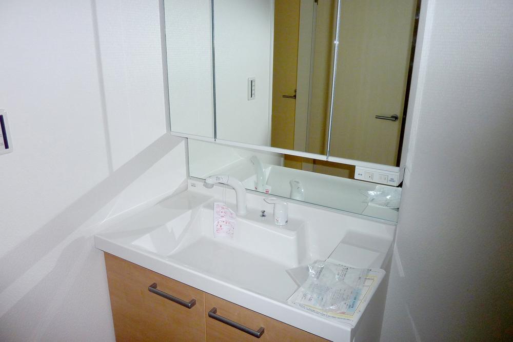 Wash basin, toilet. Building B room (12 May 2013) Shooting