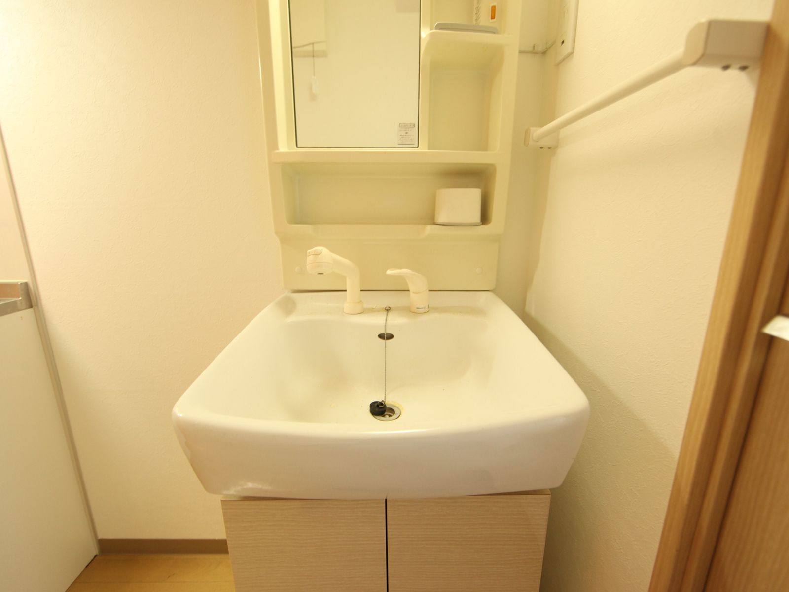 Washroom. Independent washbasin (with shampoo dresser)