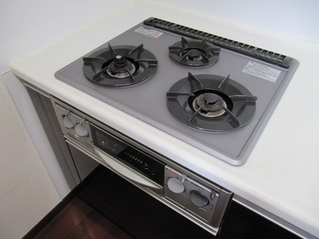 Kitchen. 3-neck gas stove