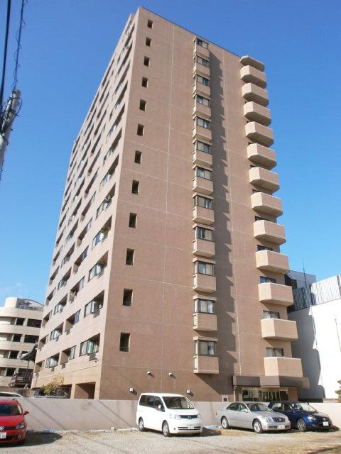 Local appearance photo. This apartment has entered one to the south from "Shiromi Street". (November 2013) Shooting