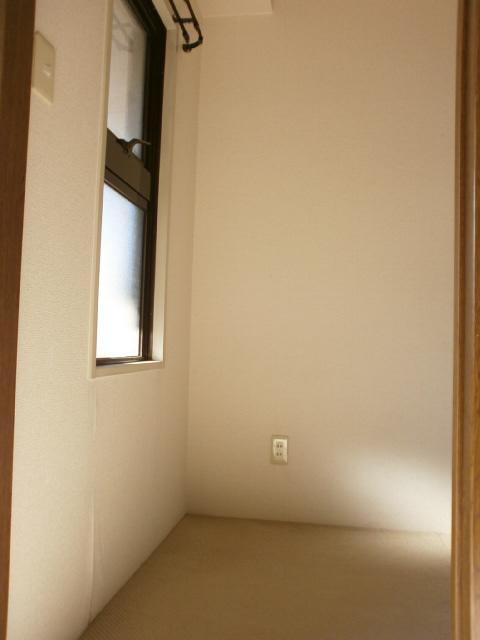 Receipt. There are openings, Well-ventilated closet part. Storage is also plenty of. (November 2013) Shooting