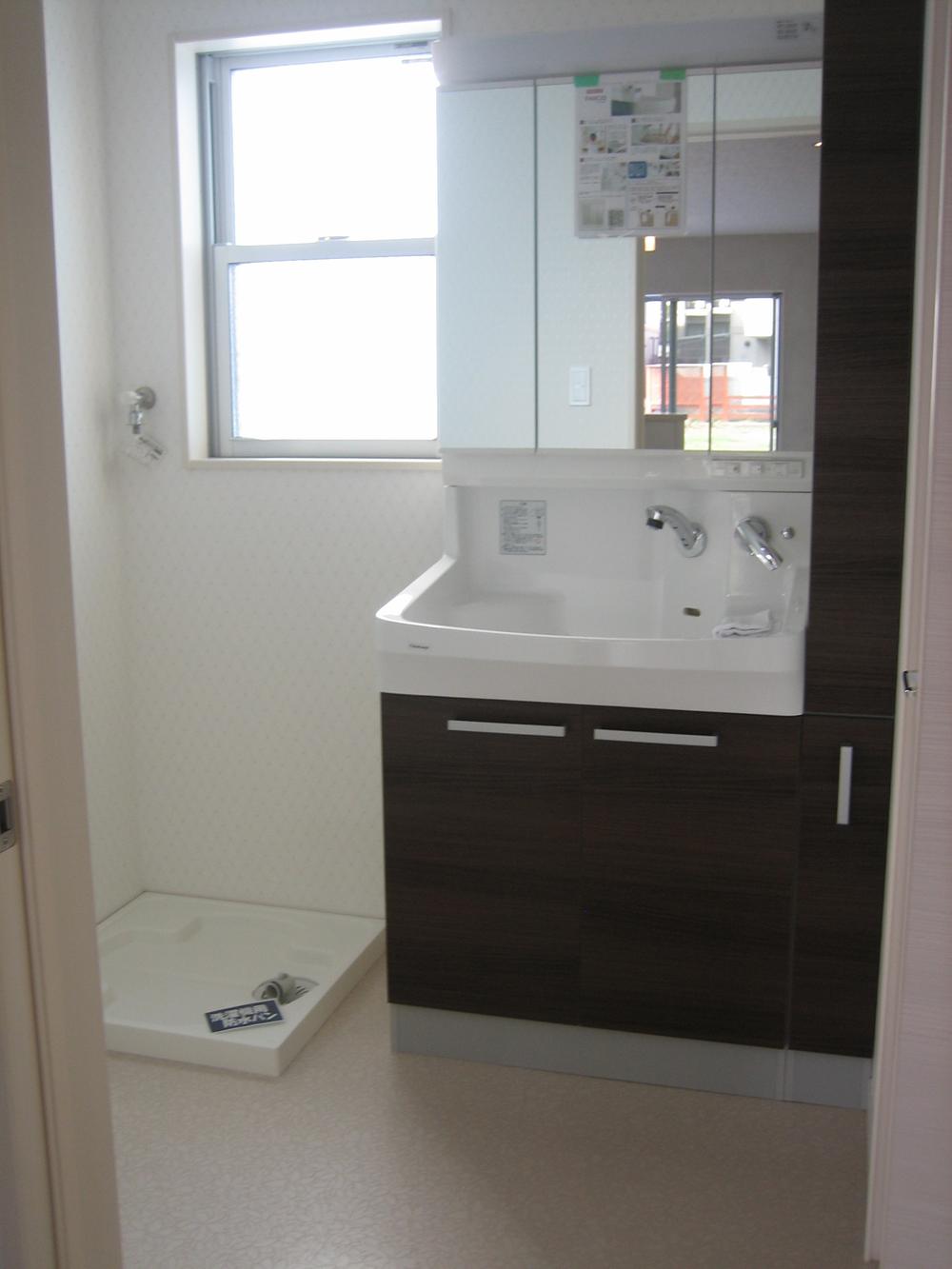 Wash basin, toilet. Shampoo dresser