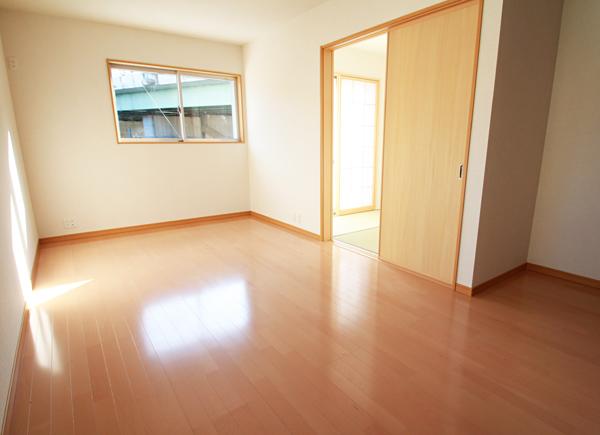 Same specifications photos (living). Local Building 2 2013 early November shooting